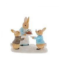 Beatrix Potter Peter Rabbit Miniature Figurine - Mrs Rabbit With Christmas Pudding